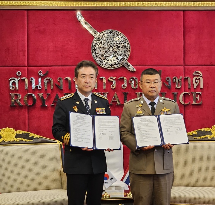 [서울=뉴시스]윤희근 경찰청장은 9일 태국 왕립경찰청을 방문해 덤롱삭 프리파라스 태국 경찰청장과 아세안 역내 마약류 유통 차단을 위한 전략적 협력체계 구축과 양국 경찰협력관 파견에 합의하는 업무협약을 체결했다.(사진=경찰청 제공)&nbsp; *재판매 및 DB 금지