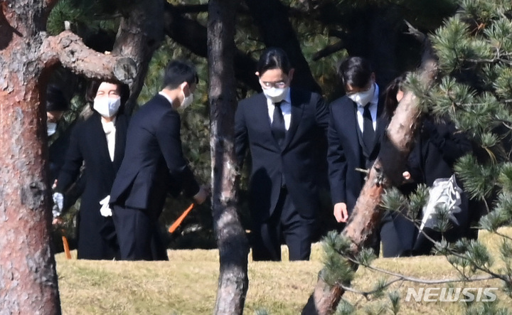 [수원=뉴시스] 김종택기자 = 이재용 삼성전자 부회장이 25일 오전 경기도 수원 선영에서 진행된 고(故) 이건희 삼성그룹 회장 2주기 추도식에 참석한 뒤 나서고 있다. 사진 왼쪽은 홍라희 전 리움미술관장. 2022.10.25. jtk@newsis.com *재판매 및 DB 금지