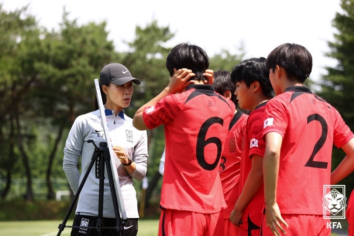 [서울=뉴시스]김은정 감독이 9일 호주와의 친선 2차전 도중 작전 지시를 하고 있다. 2023.06.09. (사진=대한축구협회 제공) *재판매 및 DB 금지