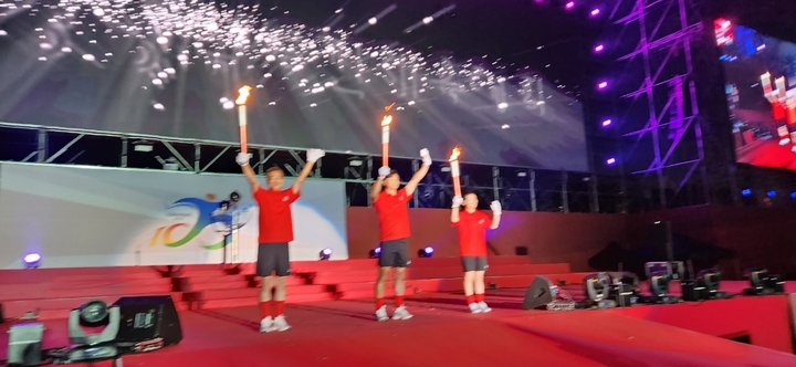 [통영=뉴시스] 신정철 기자 = 320만 경남도민의 화합 대축제인 '제62회 경상남도민체육대회'가 9일 경남 통영시 통영공설운동장에서 개막된 가운데 마지막 성화봉송 주자들이 성화점화를 준비하고 있다.죄로부터 정철영 무형문화재 나전장, 김도훈 전 울산현대감독, 조선화 사격 현 국가대표. 2023.06.09. sin@newsis.com *재판매 및 DB 금지