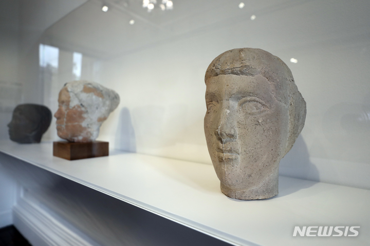 [서울=뉴시스] 박진희 기자 = 권진규(1922-1973) 작고 50주기를 맞아 서울 관악구 서울시립 남서울미술관에서 열린 상설전 '권진규의 영원한 방' 전시작 '도모'(1951년). '도모'는 일본 유학 시절 만난 후배 도모를 모델로 제작한 두상이다. 좌우 엄격한 대칭 구도로 이루어진 이 두상에는 얼굴의 정중앙에 석고 뜨기 과정에서 발생하는 쪼갬 볼을 꽂았던 자국이 그대로 남아있다. 또한 테라코타를 마치 브론즈처럼 채색한 점이 특이하다. 1959년 그가 어머니의 건강이 악화됐다는 편지를 받고 급히 귀국하면서 이 작품은 오랫동안 도모가 소장하고 있었다. 도모는 권진규의 부인이었다. 2023.06.10. pak7130@newsis.com