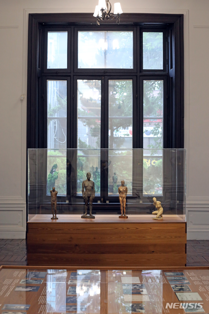 [서울=뉴시스] 박진희 기자 = 권진규(1922-1973) 작고 50주기를 맞아 서울 관악구 서울시립 남서울미술관 상설전 '권진규의 영원한 방' 전시 작품들이 20세기 초반 서양 건축 양식의 실내구조와 조화롭게 구성되어 있다. 2023.06.10. pak7130@newsis.com