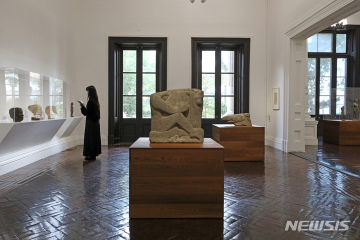 [서울=뉴시스] 박진희 기자 = 권진규(1922-1973) 작고 50주기 '권진규의 영원한 방' 전시작 '기사騎士'(1953). '기사'는 1953년 제38회 니카전二科展에서 특대를 수상한 작품이다. 언뜻 보면 직육면체의 돌덩어리처럼 보이지만, 자세히 보면 제목처럼 말 등에 올라탄 ‘기사’의 팔과 다리, 그리고 머리가 정면에 보인다. 그 반대편에는 말 머리로 이어지는 기사의 팔과 다리가 묘사되어 있다. 앞쪽은 말머리, 뒤쪽은 기사의 등이 표현되어 있으며, 위에서 보면 말머리의 정수리에서 갈기를 거쳐 기사의 머리로 이어지는 형태로 이루어졌다. 이렇게 다섯 면이 모두 다르게 묘사되어 있을 뿐만 아니라 보는 각도에 따라서 다른 느낌을 준다. 동물의 특징을 단순하게 표현했지만, 고부조로 묘사한 기사의 인체와 저부조인 말머리가 유기적으로 잘 연결되어 있다. 세부 묘사를 최대한 자제한 대신 돌의 질감을 강조하여 원시성이 돋보인다. 2023.06.10. pak7130@newsis.com