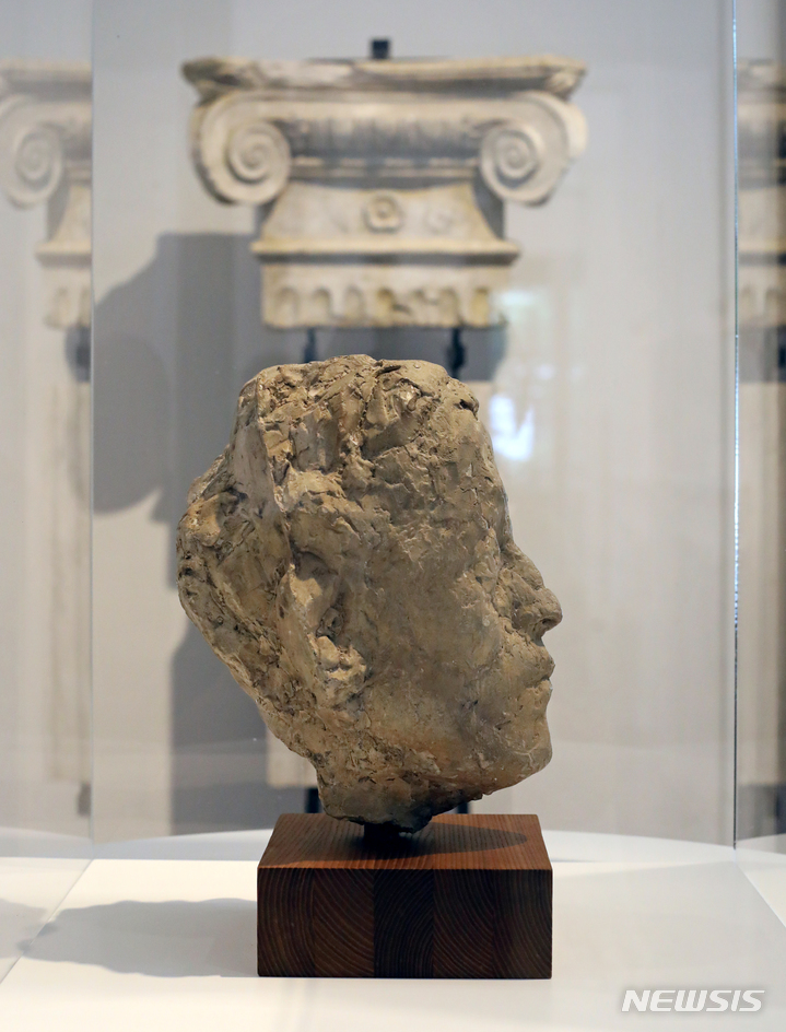 [서울=뉴시스] 박진희 기자 = 권진규(1922-1973) 작고 50주기를 맞아 서울 관악구 서울시립 남서울미술관에서 열린 상설전 '권진규의 영원한 방' 전시작 '자소상' 위쪽으로 미술관 1층 주 거실에 위치한 원형 기둥의 주두(柱頭, 기둥머리) 부분이 보인다. 로마시대부터 사용된 터스칸식 기둥(Tuscan Order)으로 만들어졌다. 주두의 중심이 비었는데, 이는 실내 기둥이 구조적 기능이 없는 장식으로 사용되었음을 보여준다. 잘려진 부재의 아래에는 의장적 효과와 착시방지를 위해 만들어졌던 세로 홈의 골줄이 보인다. 2023.06.10. pak7130@newsis.com