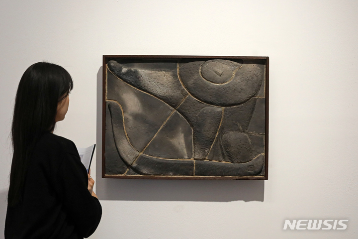 [서울=뉴시스] 박진희 기자 = 권진규(1922-1973) 작고 50주기를 맞아 서울 관악구 서울시립 남서울미술관에서 열린 상설전 '권진규의 영원한 방' 전시작 '춤추는 뱃사람'(1965). '춤추는 뱃사람'은 권진규의 다른 부조 '두 사람'(1964)과 제작 방법이나 표현이 유사하다. 인체표현이 지극히 단순한데, 얼굴은 고대 에게 미술의 키클라데스 인형 얼굴처럼 코만 표현되어 추상적이다. 여러 면으로 구성된 작품에서 몸통은 흙을 콩알처럼 작게 뭉쳐서 하나하나 붙였고 배는 직사각형 무늬를 흙 위에 찍은 것처럼 보인다. 그리고 바탕은 표면을 섬세하게 긁어내는 방법으로 다양한 질감을 담았는데, 이는 그가 따랐던 부르델의 영향으로 볼 수 있다. 각 조각은 구워 낸 뒤 합판 위에 석고와 접착제로 고정해서 하나의 화면으로 구성했다. 2023.06.10. pak7130@newsis.com