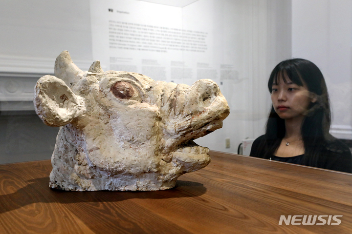 [서울=뉴시스] 박진희 기자 = 권진규(1922-1973) 작고 50주기를 맞아 서울 관악구 서울시립 남서울미술관에서 열린 상설전 '권진규의 영원한 방' 전시작 '흰 소'(1972). '흰 소'는 이중섭의 작품 '황소'(1953)를 모본으로 제작된 작품이다. 권진규는 1972년 3월 개최됐던 이중섭의 15기 유작전을 두 번 다녀왔는데, 여기서 작품 <황소>와 <흰 소> (1954년경)를 보고 크게 감동받았다. 그는 급한 대로 마침 갖고 있던 '황순원 전집' 제2권 (창우사, 1964) 내지에 이들을 드로잉 했다. 한 가지 재미있는 사실은 이 책에 '황소들'이라는 단편소설이 실려 있다는 것이다. 그는 이중섭과 함께 김환기, 박수근 등의 작품을 자주 칭찬했다고 한다. 유족에 따르면 '흰 소'(1972)는 굉장히 빠른 속도로 만들어졌는데, 이중섭의 소만큼 생생하고 힘찬 기운이 느껴지는 작품이다. 그가 마지막으로 제작한 작품이라는 점에 특별한 의미가 있다. 2023.06.10. pak7130@newsis.com