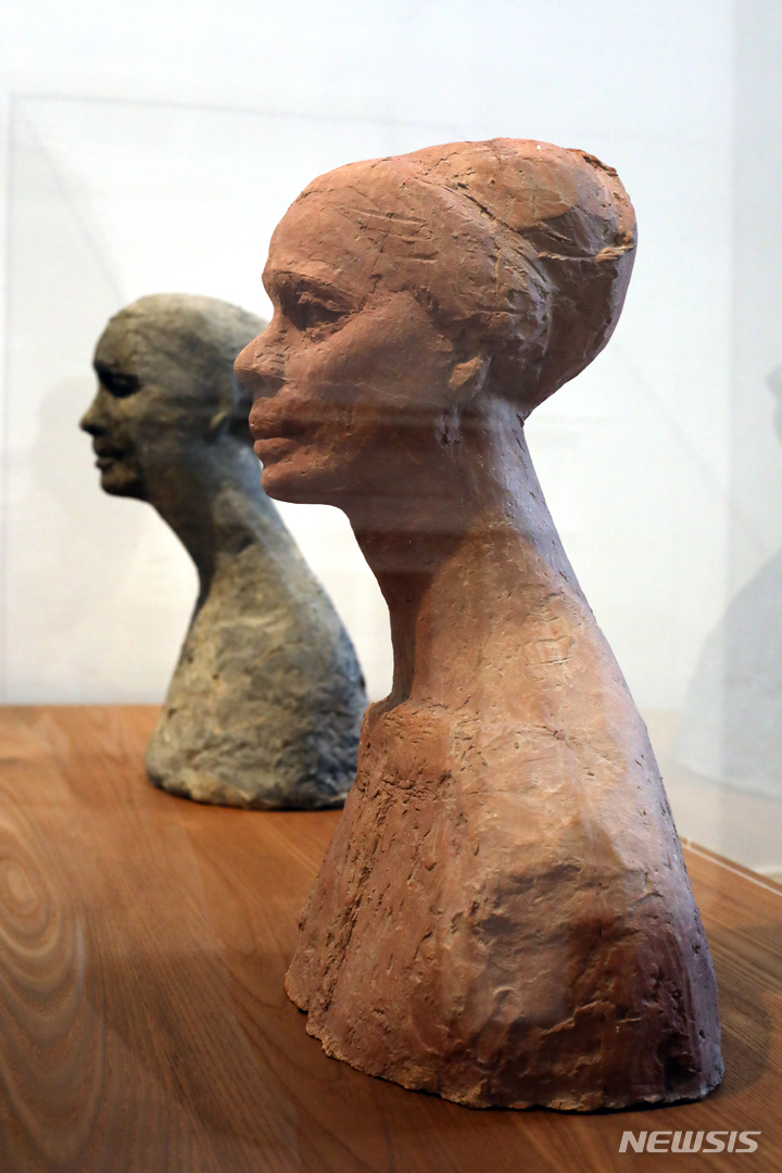 [서울=뉴시스] 박진희 기자 = 권진규(1922-1973) 작고 50주기를 맞아 서울 관악구 서울시립 남서울미술관에서 열린 상설전 '권진규의 영원한 방' 전시작&nbsp; '예선'(1968). 당시 신인 소설가 신예선을 모델로 한 작품이다. 신예선은 1966년 『에뜨랑제여 그대의 고향은』을 출간했다. 권진규는 이 책을 읽은 뒤 그에게 모델을 제의, '예선'을 제작했다. 이는 그가 소설가로 활동하면서도 권옥연, 김흥수 화백과도 예술적으로 깊이 교류했기에 중간에서 권옥연이 다리 놓는 역할을 했을 것으로 추측된다. 이후 그는 미국으로 이주, 꾸준히 글을 썼고 극작가, 음악인 등 많은 예술가에게 예술적 영감을 주는 동시에 시대와 장르를 넘나드는 예술적 영향력을 발휘해왔다. 그 역시 일찌감치 그의 문학에의 열정을 이해하고 내면의 단단함을 작품에 담았음을 알 수 있다. 왼쪽 작품은 '경자'. '경자'는 1967년 홍익대학교 제자 최경자를 모델로 제작한 테라코타 작품의 틀을 이용해 1971년경 다시 건칠로 제작한 작품이다. 2023.06.10. pak7130@newsis.com