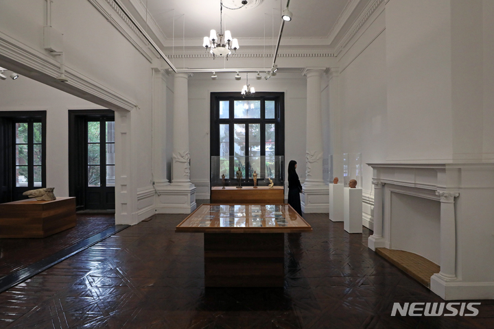 [서울=뉴시스] 박진희 기자 = 서울 관악구 서울시립 남서울미술관에서 상설전 '권진규의 영원한 방'이 열리고 있다. 미술관은 구 벨기에 영사관으로 고전주의 양식의 현관과 줄지어 선 그리스식 기둥 등 수려한 외관을 갖추고 있으며, 20세기 초반의 서양 건축의 특성을 보존하고 있다. 전시가 열리는 1층 주 거실에 위치한 원형 기둥과 벽난로(왼쪽)가 보인다. 2023.06.10. pak7130@newsis.com