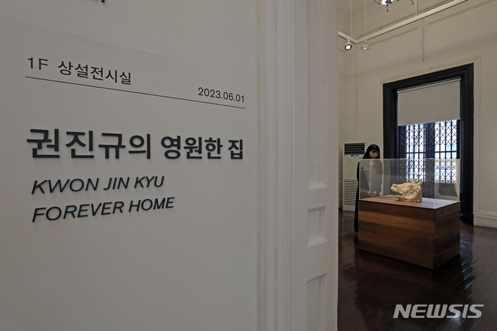 [서울=뉴시스] 박진희 기자 = 권진규(1922-1973) 작고 50주기를 맞아 서울 관악구 서울시립 남서울미술관에서 상설전시 하는 '권진규의 영원한 방'. 2023.06.10. pak7130@newsis.com