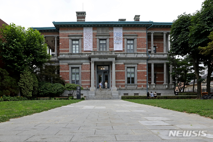 [서울=뉴시스] 박진희 기자 = 권진규(1922-1973) 작고 50주기 '권진규의 영원한 방' 상설전시가 열리는 서울시립 남서울미술관. 미술관은 구 벨기에 영사관으로 고전주의 양식의 현관과 줄지어 선 그리스식 기둥 등 수려한 외관을 갖추고 있으며, 20세기 초반의 서양 건축의 특성을 보존하고 있다. 2023.06.10. pak7130@newsis.com