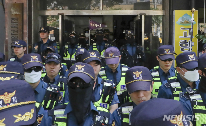 [서울=뉴시스] 최진석 기자 = 경찰이 서울 도심 1박2일 집회와 관련해 민주노총 건설노조 사무실 압수수색에 나선 9일 서울 영등포 대림로 민주노총 건설노조 사무실 앞을 경찰 병력이 통제하고 있다. 2023.06.09. myjs@newsis.com