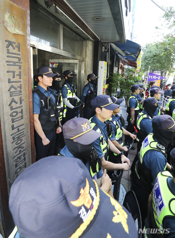 [서울=뉴시스] 최진석 기자 = 경찰이 서울 도심 1박2일 집회와 관련해 민주노총 건설노조 사무실 압수수색에 나선 9일 서울 영등포 대림로 민주노총 건설노조 사무실 앞을 경찰 병력이 통제하고 있다. 2023.06.09. myjs@newsis.com