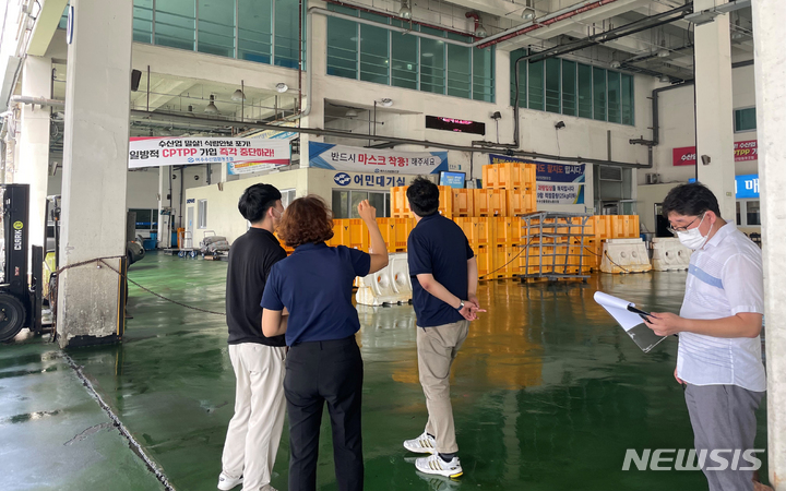 [무안=뉴시스] 전남도는 오는 9월30일까지 수산물 취급위판장 50곳을 대상으로 '위생·안전 지도점검'을 실시한다. (사진=전남도 제공) 2023.06.09. photo@newsis.com