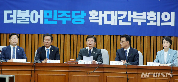 [서울=뉴시스] 추상철 기자 = 이재명 더불어민주당 대표가 9일 오전 서울 여의도 국회에서 열린 확대간부회의에 참석해 발언하고 있다. 2023.06.09. scchoo@newsis.com