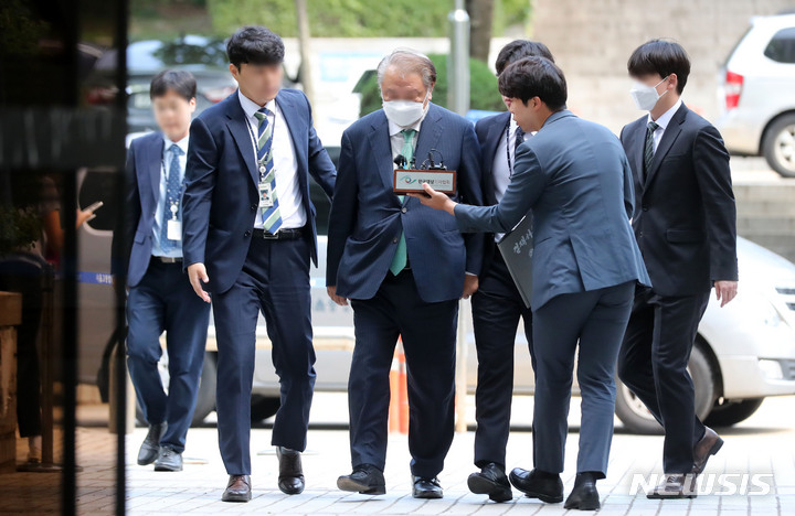 [서울=뉴시스] 김선웅 기자 = 480억원 횡령·배임 혐의를 받는 정바울 아시아디벨로퍼(백현동 개발사업 시행사) 대표가 9일 서울 서초구 서울중앙지법에서 열린 구속 전 피의자 심문(영장실질심사)에 출석하고 있다. 2023.06.09. mangusta@newsis.com