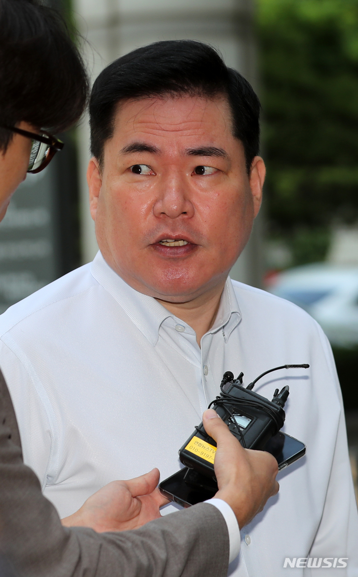 [서울=뉴시스] 김선웅 기자 = 유동규 전 성남도시개발공사 기획본부장이 9일 서울 서초구 서울중앙지법에서 열린 '편의제공 대가 뇌물수수 혐의 등 사건' 1심 10차 공판에 출석하고 있다. 2023.06.09. mangusta@newsis.com