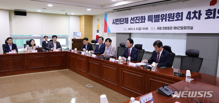 [서울=뉴시스] 고범준 기자 = 하태경 국민의힘 시민단체 선진화 특별위원회 위원장이 9일 오전 서울 여의도 국회 의원회관에서 열린 4차 회의를 준비하고 있다. 2023.06.09. bjko@newsis.com