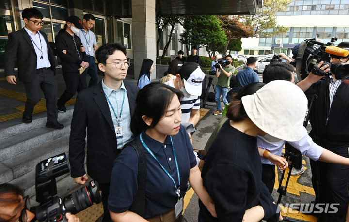 [수원=뉴시스] 경기도 화성 동탄신도시에서 오피스텔 전세 사기를 벌인 혐의를 받는 임대인과 공인중개사들이 검찰에 송치되는 모습. (사진=뉴시스DB) photo@newsis.com.