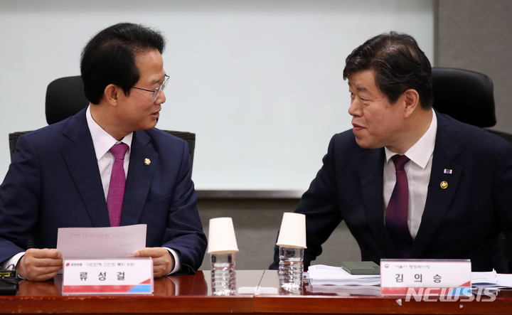[서울=뉴시스] 고범준 기자 = 류성걸 국민의힘 시민단체 선진화 특별위원회 위원과 김의승 서울시 행정1부시장이 9일 오전 서울 여의도 국회 의원회관에서 열린 4차회의에 앞서 대화를 나누고 있다. 2023.06.09. bjko@newsis.com