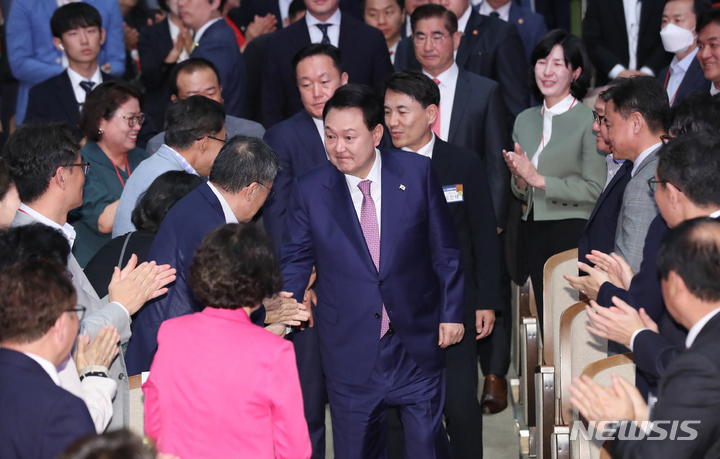 [춘천=뉴시스] 홍효식 기자 = 윤석열 대통령이 9일 강원도 춘천 강원대학교 백령아트센터에서 열린 강원특별자치도 출범 기념식에 입장하며 참석자들과 악수하고 있다. 2023.06.09. yesphoto@newsis.com