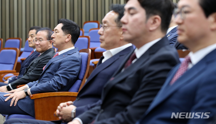 [서울=뉴시스] 고범준 기자 = 김기현 국민의힘 대표와 윤재옥 원내대표 등이 9일 오전 서울 여의도 국회에서 열린 제7차 전국위원회에서 이헌승 전국위원회 의장의 인사말을 듣고 있다. 2023.06.09. bjko@newsis.com