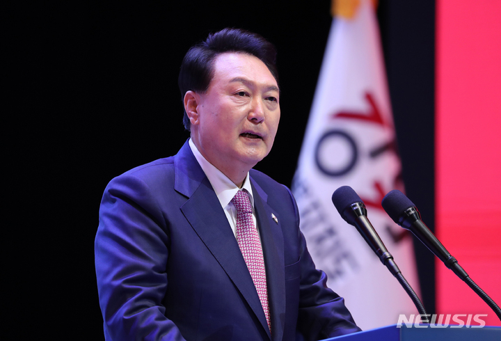 [춘천=뉴시스] 홍효식 기자 = 윤석열 대통령이 9일 강원도 춘천 강원대학교 백령아트센터에서 열린 강원특별자치도 출범 기념식에서 축사하고 있다. 2023.06.09. yesphoto@newsis.com