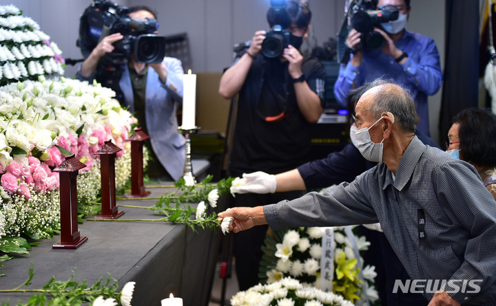 [대구=뉴시스] 이무열 기자 = 9일 오전 수성구 범어동 대구지방변호사회 대회의실에서 열린 ‘제1주기 법률사무소 방화 테러 사건 희생자 추모식’에서 유가족들이 헌화하고 있다. 2023.06.09. lmy@newsis.com