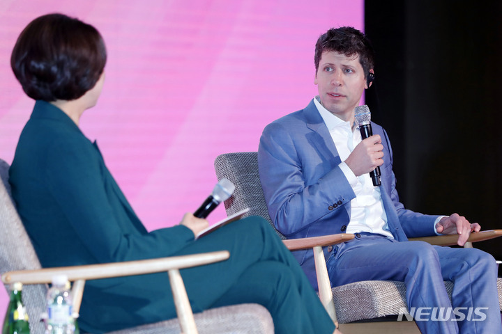 [서울=뉴시스] 최동준 기자 = 9일 서울 영등포구 63스퀘어에서 열린 K-Startups meet OpenAI 행사에서 샘 알트만 오픈AI 최고경영자가 이영 중소벤처기업부 장관과 스타트업과 글로벌 AL 기업간 협업 등에 대해 간담회를 하고 있다. 2023.06.09. photocdj@newsis.com