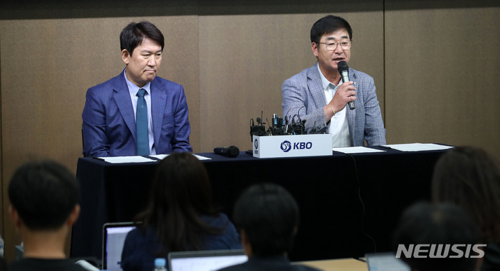 [서울=뉴시스] 김선웅 기자 = 항저우 아시안게임 야구 대표팀 류중일 감독이 9일 서울 강남구 한국야구위원회(KBO)에서 대표팀 최종 엔트리를 발표하고 있다. 2023.06.09. mangusta@newsis.com