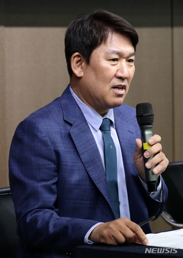 [서울=뉴시스] 김선웅 기자 = 조계현 KBO 전력강화위원장이 9일 서울 강남구 한국야구위원회(KBO)에서 대표팀 최종 엔트리 발표를 앞두고 모두발언을 하고 있다. 2023.06.09. mangusta@newsis.com