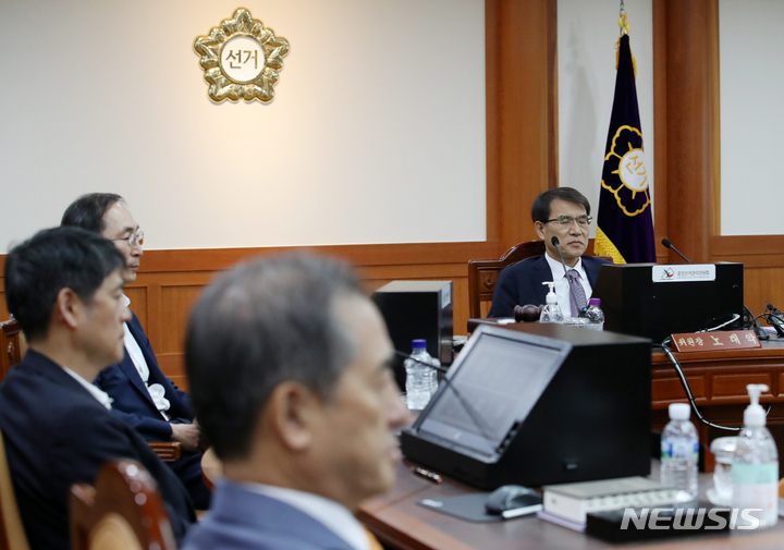 [과천=뉴시스] 조성우 기자 = 노태악 중앙선거관리위원회 위원장이 9일 오후 경기도 과천시 중앙선거관리위원회에서 열린 고위직 간부 자녀 특혜 채용 의혹 관련 위원회의를 주재하고 있다. 2023.06.09. xconfind@newsis.com