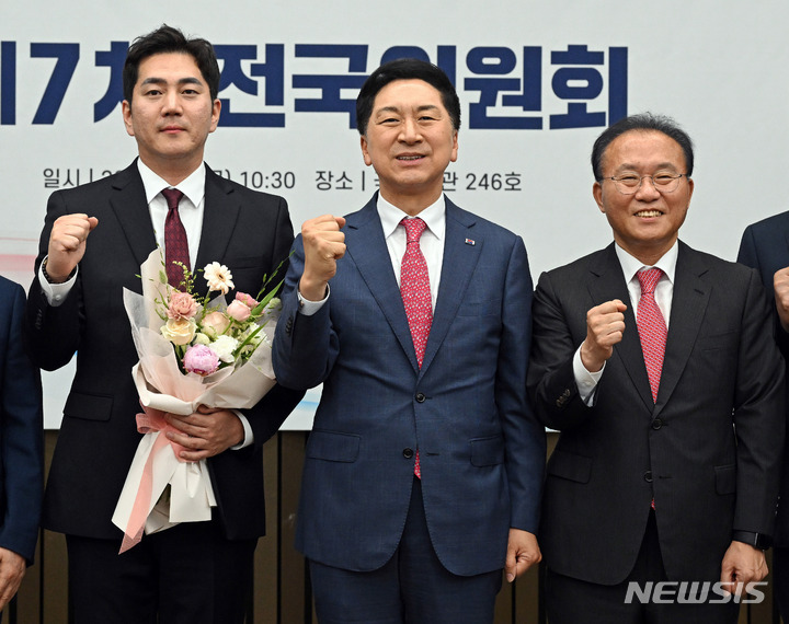 [서울=뉴시스] 추상철 기자 = 김기현 국민의힘 당 대표가 9일 오후 서울 여의도 국회에서 열린 최고위원 당선 결과 발표에서 김가람 신임 최고위원에게 꽃다발을 전달한 후 기념촬영을 하고 있다. (공동취재사진) 2023.06.09. photo@newsis.com