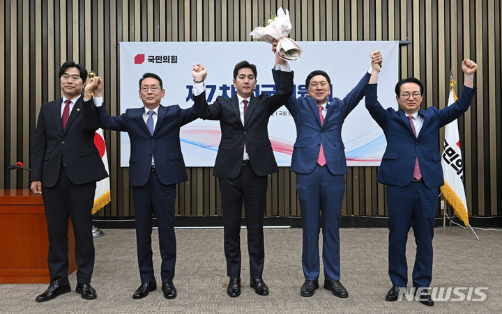 [서울=뉴시스] 추상철 기자 = 김기현 국민의힘 당 대표가 9일 오후 서울 여의도 국회에서 열린 최고위원 당선 결과 발표에서 김가람 신임 최고위원에게 꽃다발을 전달한 후 기념촬영을 하고 있다. (공동취재사진) 2023.06.09. photo@newsis.com