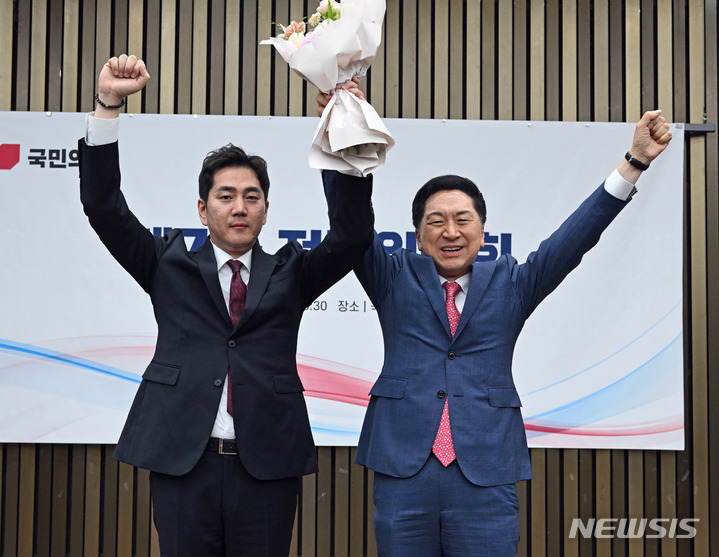 [서울=뉴시스] 추상철 기자 = 김기현 국민의힘 당 대표가 9일 오후 서울 여의도 국회에서 열린 최고위원 당선 결과 발표에서 김가람 신임 최고위원에게 꽃다발을 전달한 후 기념촬영을 하고 있다. (공동취재사진) 2023.06.09. photo@newsis.com