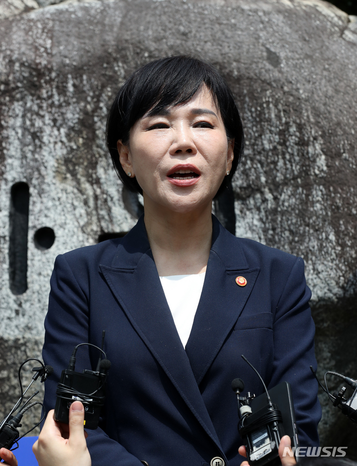 [서울=뉴시스] 김명년 기자 = 감사원의 전현희 국민권익위원장에 대한 최종 감사결과보고서 발표를 앞둔 9일 오후 서울 종로구 감사원 앞에서 전 위원장이 기자회견을 열고 입장을 발표하고 있다. 202306.09. kmn@newsis.com