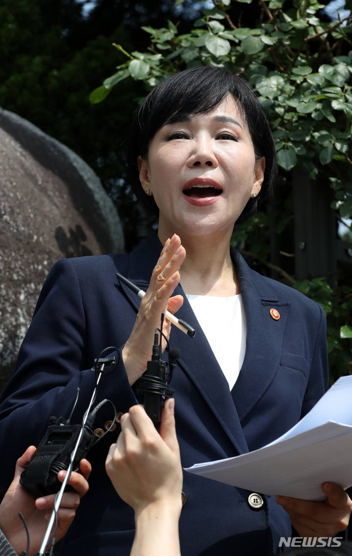 [서울=뉴시스] 김명년 기자 = 감사원의 전현희 국민권익위원장에 대한 최종 감사결과보고서 발표를 앞둔 9일 오후 서울 종로구 감사원 앞에서 전 위원장이 기자회견을 열고 입장을 발표하고 있다. 202306.09. kmn@newsis.com