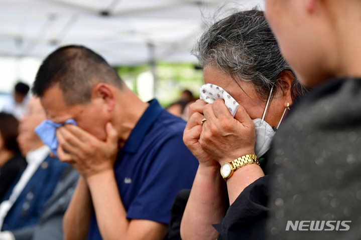 [광주=뉴시스] 이영주 기자 = 광주 동구 학동 재개발 4구역 철거 붕괴 참사 2주기를 맞은 9일 오후 재개발 4구역 내 참사 현장 주변에서 열린 2추기 추모식에서 유가족이 오열하고 있다. 2023.06.09. leeyj2578@newsis.com