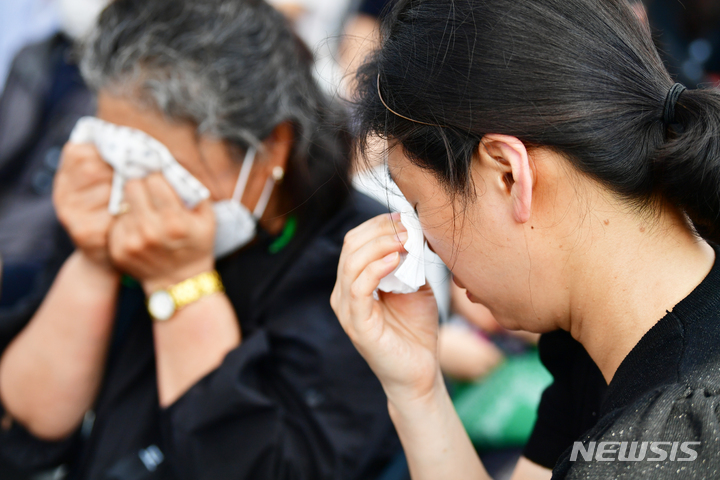 [광주=뉴시스] 이영주 기자 = 광주 동구 학동 재개발 4구역 철거 붕괴 참사 2주기를 맞은 9일 오후 재개발 4구역 내 참사 현장 주변에서 열린 2추기 추모식에서 유가족이 오열하고 있다. 2023.06.09. leeyj2578@newsis.com