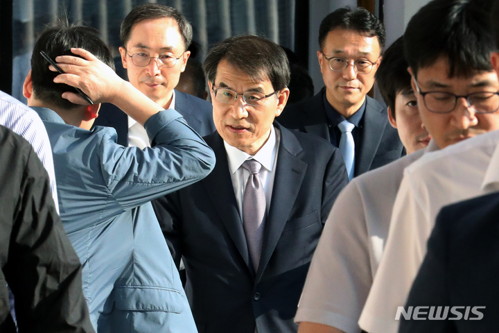 [과천=뉴시스] 조성우 기자 = 노태악 중앙선거관리위원회 위원장이 지난 9일 오후 경기도 과천시 중앙선거관리위원회에서 열린 고위직 간부 자녀 특혜 채용 의혹 관련 위원회의가 끝난 뒤 청사를 나서고 있다. 2023.06.09. xconfind@newsis.com