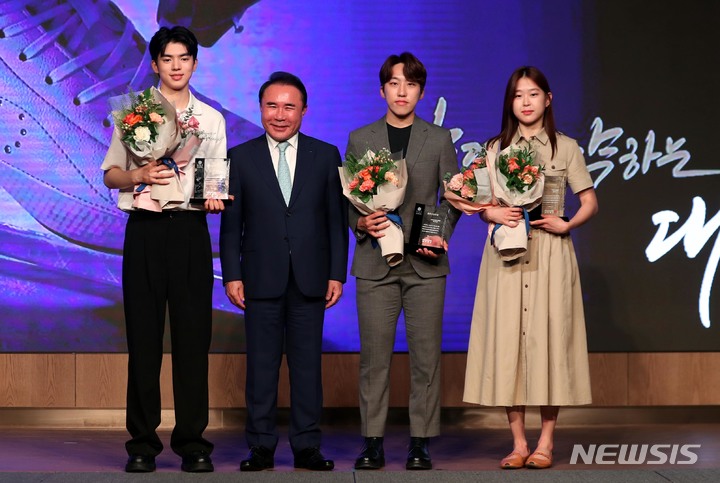 [서울=뉴시스] 조성봉 기자 = 9일 오후 서울 송파구 롯데호텔월드 크리스탈 볼롬에서 열린 2023 빙상인의 밤 행사에서 윤홍근 대한빙상경기연맹 회장과 연맹유공자 최우수 선수상 수상자들이 기념촬영을 하고 있다. 왼쪽부터 차준환(고려대), 윤 회장, 박지원(서울시청), 김민선(의정부시청) 선수. 2023.06.09. suncho21@newsis.com