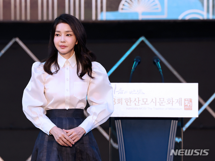 [서천=뉴시스] 홍효식 기자 = 윤석열 대통령 부인 김건희 여사가 9일 오후 충남 서천군 한산모시관 이음무대에서 열린 제33회 한산모시문화제 개막식에서 축사를 마친 뒤 단상을 내려가고 있다. (대통령실통신사진기자단) 2023.06.09. yesphoto@newsis.com