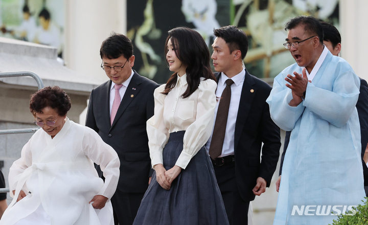 [서천=뉴시스] 홍효식 기자 = 윤석열 대통령 부인 김건희 여사가 9일 오후 충남 서천군 한산모시관 이음무대에서 열린 제33회 한산모시문화제 개막식에서 모시 베틀 퍼포먼스를 마친 뒤 이동하고 있다. (대통령실통신사진기자단) 2023.06.09. yesphoto@newsis.com