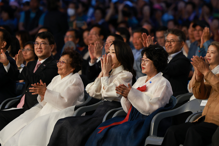[서천=뉴시스] 윤석열 대통령 부인 김건희 여사가 9일 오후 충남 서천군 한산모시관 이음무대에서 열린 제33회 한산모시문화제 개막식에서 공연을 관람하고 있다. (사진=대통령실 제공) 2023.06.09. photo@newsis.com *재판매 및 DB 금지