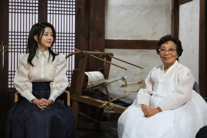 [서천=뉴시스] 윤석열 대통령 부인 김건희 여사가 9일 오후 충남 서천군 한산모시관 이음무대에서 열린 제33회 한산모시문화제 개막식에 앞서 공방을 찾아 무형문화재 전승 교육사, 이수자 등 관계자들과 간담회를 하고 있다. 오른쪽은 방연옥 한산모시짜기 국가무형문화재 보유자. (사진=대통령실 제공) 2023.06.09. photo@newsis.com *재판매 및 DB 금지