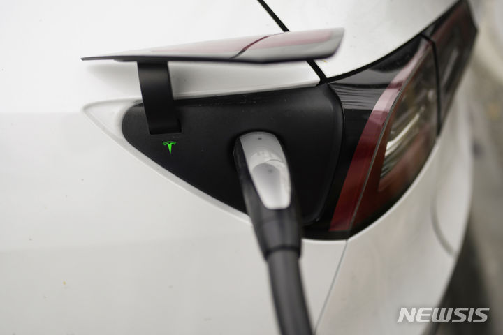 [캘리포니아=AP/뉴시스] 미국 자동차 소비자 중 절반 이상이 다음 차량으로 전기차를 선택하지 않을 것이라는 조사 결과가 나왔다고 미국 비즈니스인사이더가 18일(현지시간) 보도했다. 사진은 충전 중인 테슬라의 '모델3' 차량. 2023.10.19.