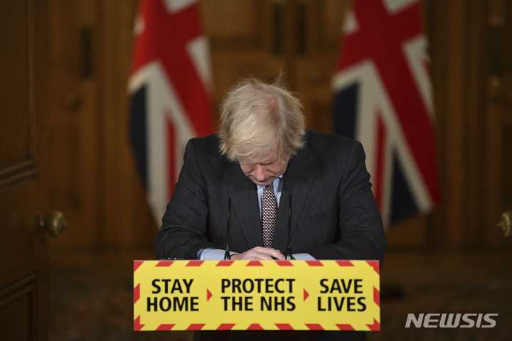 [런던=AP뉴시스]보리스 존슨 전 영국 총리가 9일(현지 시간) 총리 재임시 총리 관저에서 파티를 벌인 사건에 대한 의회 위원회 조사에 반발해 하원의원직을 사퇴했다. 사진은 2021년 1월26일 총리 관저 기자회견에서 화상기자회견을 하는 모습. 2023.6.10.