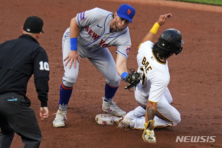 [피츠버그=AP/뉴시스]피츠버그 파이리츠 배지환이 10일(한국시간) 뉴욕 메츠와 경기에서 2회 도루하고 있다. 2023.06.10.