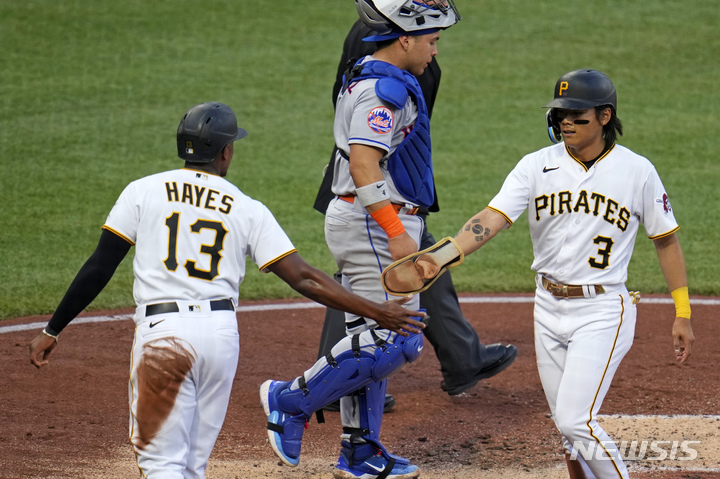 [피츠버그=AP/뉴시스]피츠버그 파이리츠 배지환(오른쪽)이 10일(한국시간) 뉴욕 메츠와 경기에서 2회 키브라이언 헤이즈와 손을 마주치고 있다. 