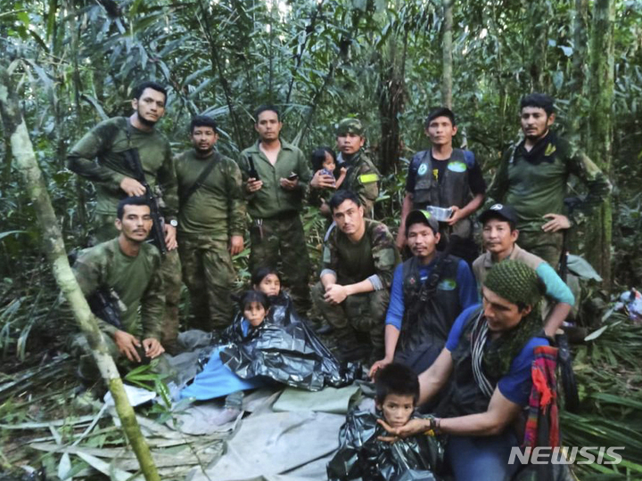 [AP/뉴시스]지난 달&nbsp; 1일 콜럼비아 아마존 정글 상공에서 추락한 경비행기에 타고 있던 어린이 4명이 9일(현지 시간) 실종 40일 만에 구조됐다. 사진은 콜럼비아 육군 공보실이 제공한 발견된 어린이들과 군인들 모습. 2023.6.10. 