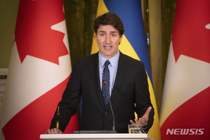 [키이우(우크라이나)=AP/뉴시스]쥐스탱 트뤼도 캐나다 총리가 2023년 6월10일 우크라이나 수도 키이우에서 기자회견을 갖고 있다. 캐나다가 중국산 수입 전기차에 대해 100% 관세를 부과한다고 26일 발표했다. 이는 중국 전기차에 대한 미국의 관세와 같은 수준이다. 2024.08.26.
